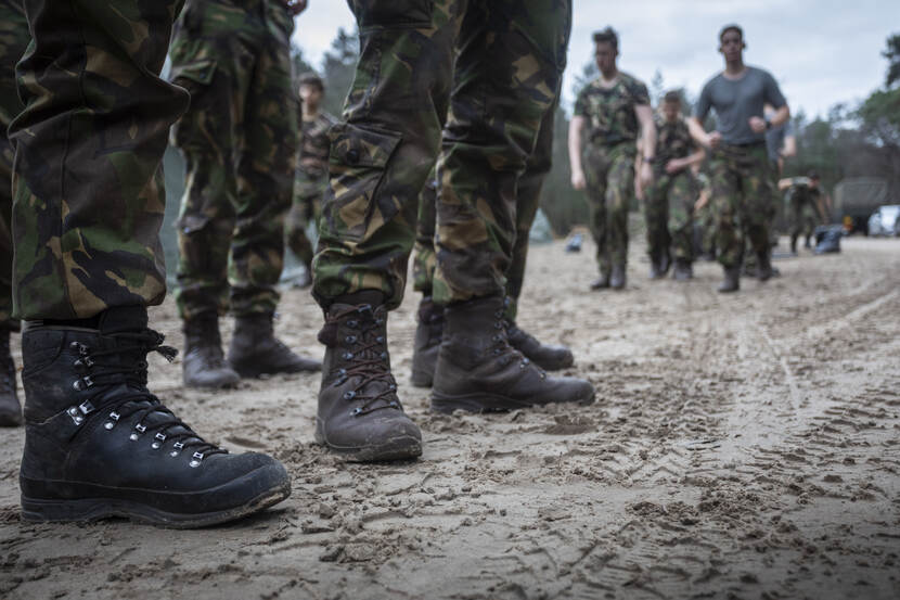 Archieffoto 2021 van VEVA-leerlingen tijdens een bivak met mariniers.