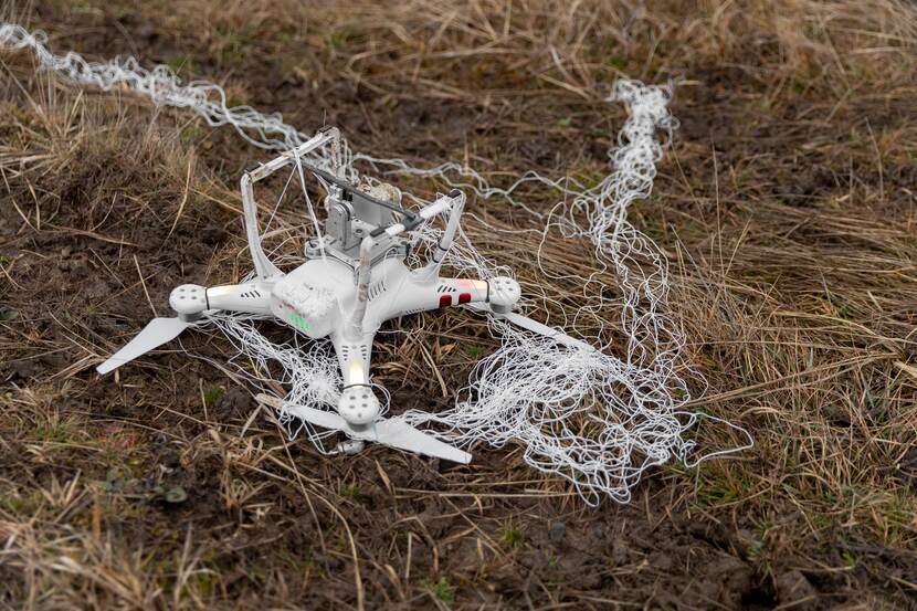 Drone ligt op de grond in een opvangnet.