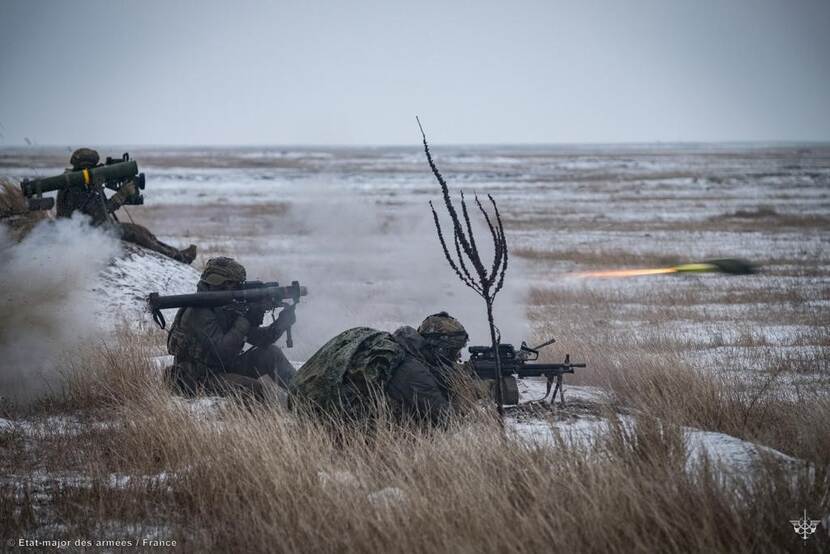 Militairen in liggende houding schieten.