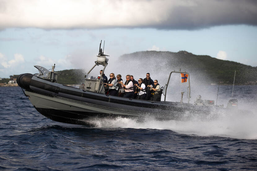 De koninklijke familie aan boord van een snelle onderscheppingsboot.