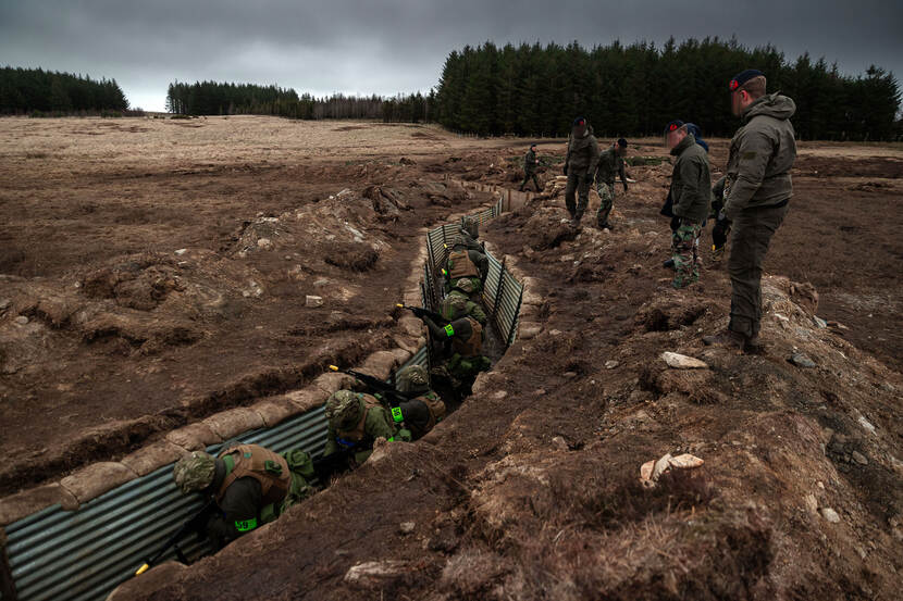 Oekraïners lopen door trenches tijdens een training in het noorden van Groot-Brittannië.