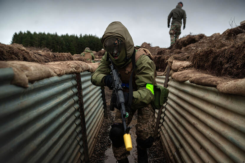 Oekraïner in een trench in het noorden van Groot-Brittannië.