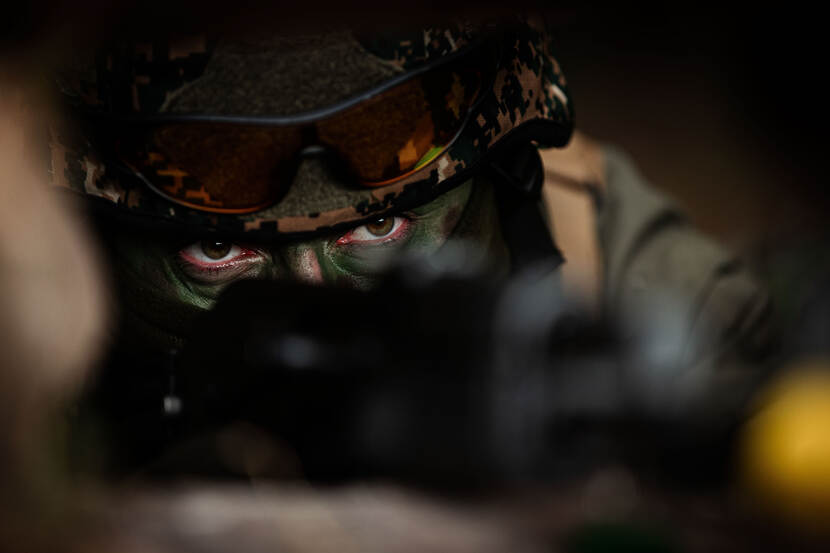 Close-up van militair tijdens een schietoefening.