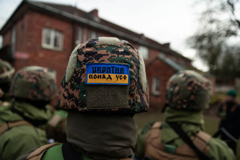 Achteraanzicht van een Oekraïnerse helm met vlag.