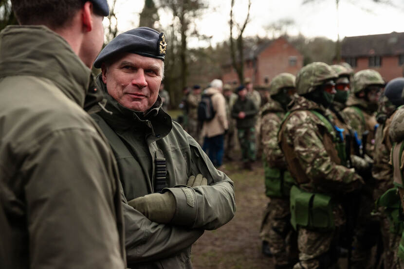 Commandant der Strijdkrachten generaal Onno Eichelsheim in gesprek met een marinier.