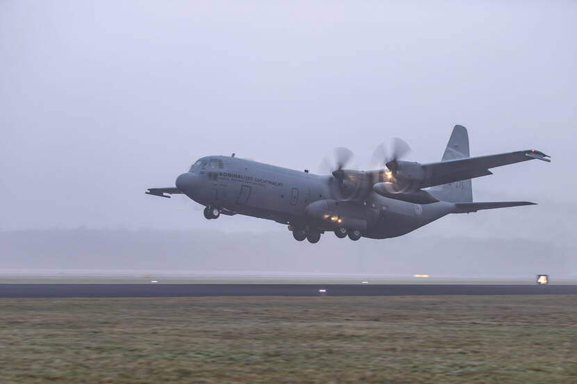 Een C-130 Hercules-transportvliegtuig stijgt op vanaf Vliegbasis Eindhoven.