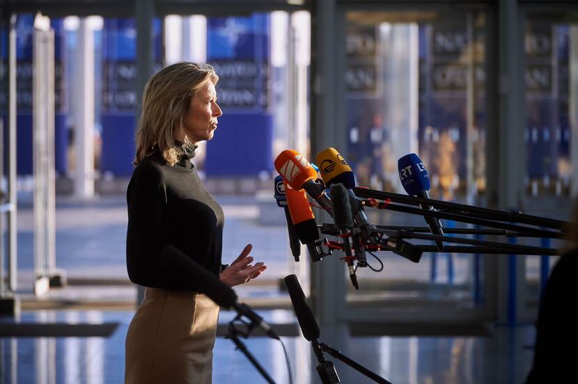 Minister Kajsa Ollongren met verschillende microfoons voor haar tijdens het interview.
