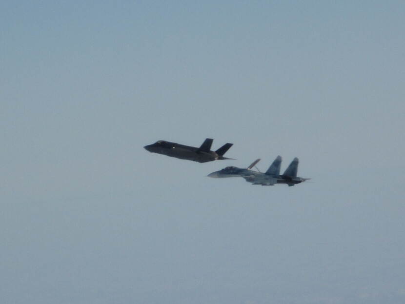 F-35 onderschept Russisch vliegtuig.