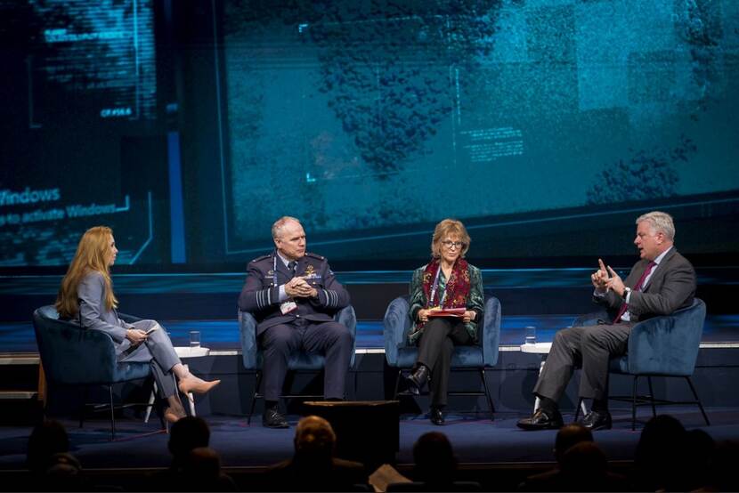 De CDS in een panel tijdens een conferentie.