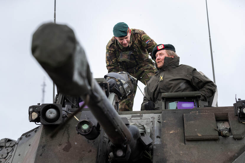 De koning in een CV90-infanteriegevechtsvoertuig in Litouwen.