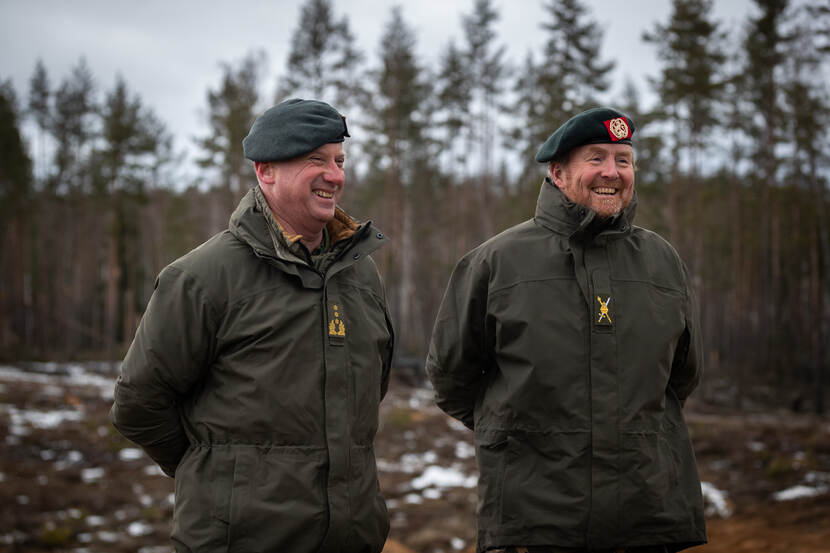 Commandant Landstrijdkrachten luitenant-generaal Martin Wijnen en koning Willem-Alexander.