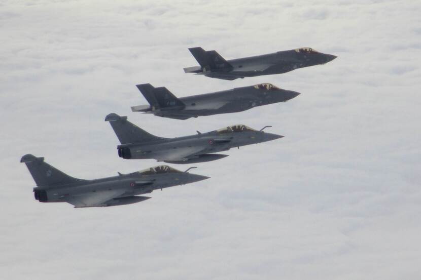 2 F-35's en 2 Rafale's in de lucht.