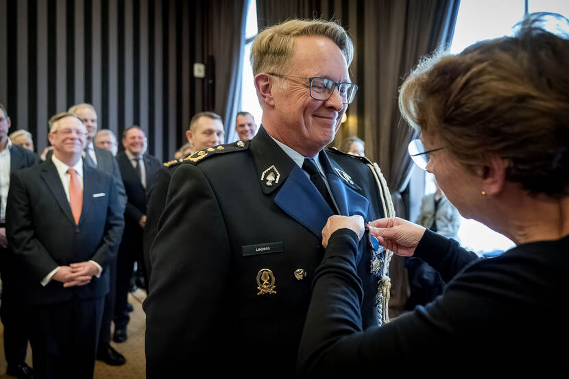 Scheidend marechausseecommandant Leijtens ontving het Ereteken voor Verdienste in goud.
