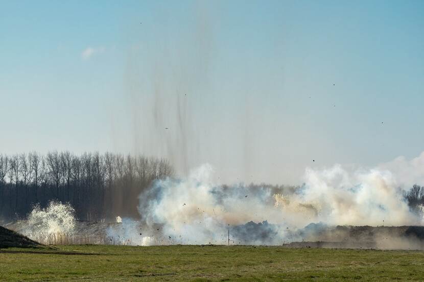 Een explosie bij een dijk.