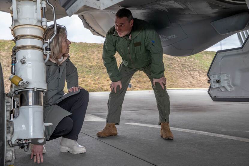 Minister Ollongren krijgt uitleg van een militair bij een F-35.