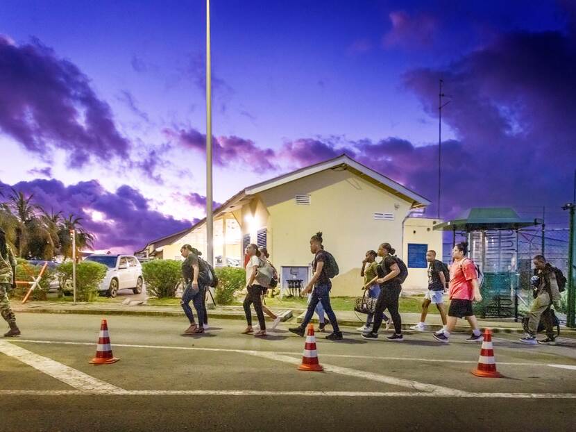 Jonge vrouwen komen aan op marinekazerne Suffisant.