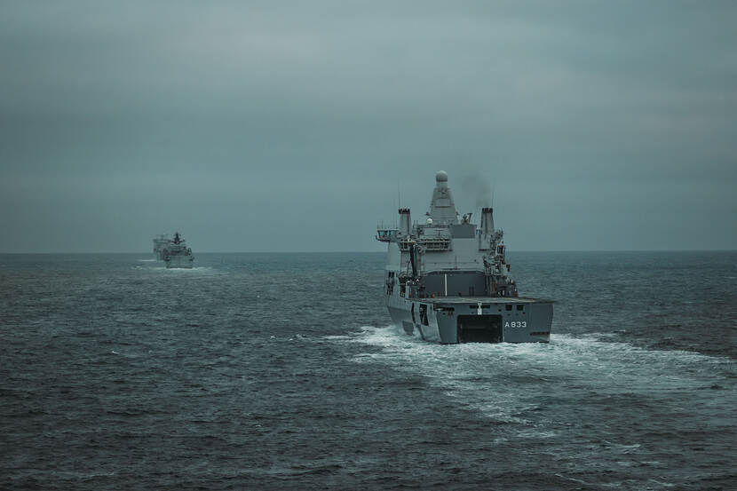 Marineschepen op zee.