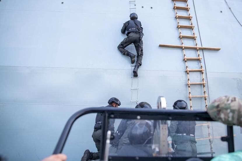 Militair klimt op schip.