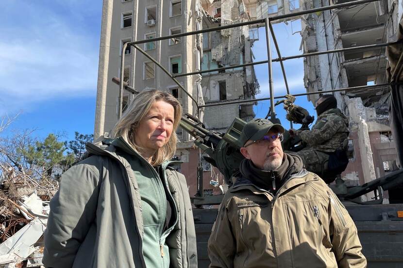 Ollongren en haar Oekraïense collega Oleksii Reznikov in een zwaar gebombardeerde havenstad.