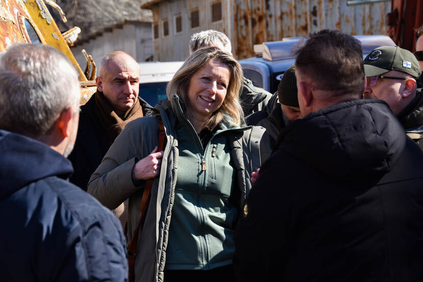 Minister Ollongren in gesprek met mannen.