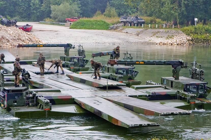 Archieffoto van militairen die aan een M3 brug- en ferrysysteem bouwen.