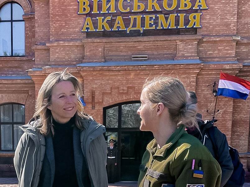 Ollongren in gesprek met een jonge Oekraïense militair in Odessa.