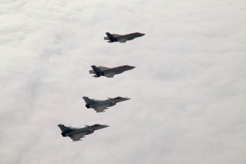 4 gevechtsvliegtuigen in de lucht, waaronder 2 F-35's.
