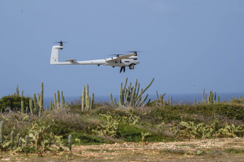 Een drone in de lucht.