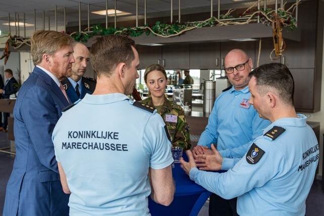 Koning in gesprek met leden van het Nederlands Forensisch- en Opsporingsteam.