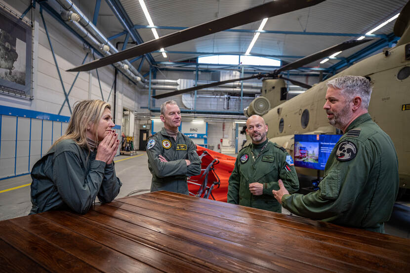 De koningin in gesprek met leden van de luchtmacht.