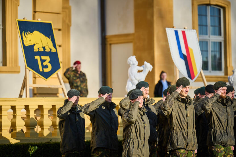 Militairen salueren bij officiële integratie van 13 Lichte Brigade.