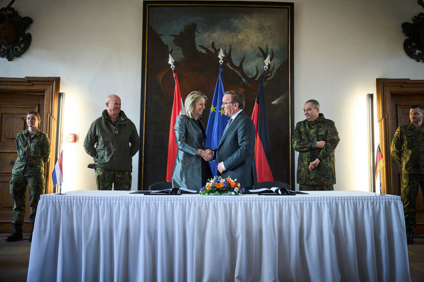 Minister Ollongren schudt de hand van haar Duitse collega.