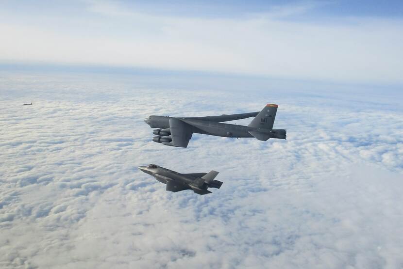 F-35 en B-52 bommenwerper