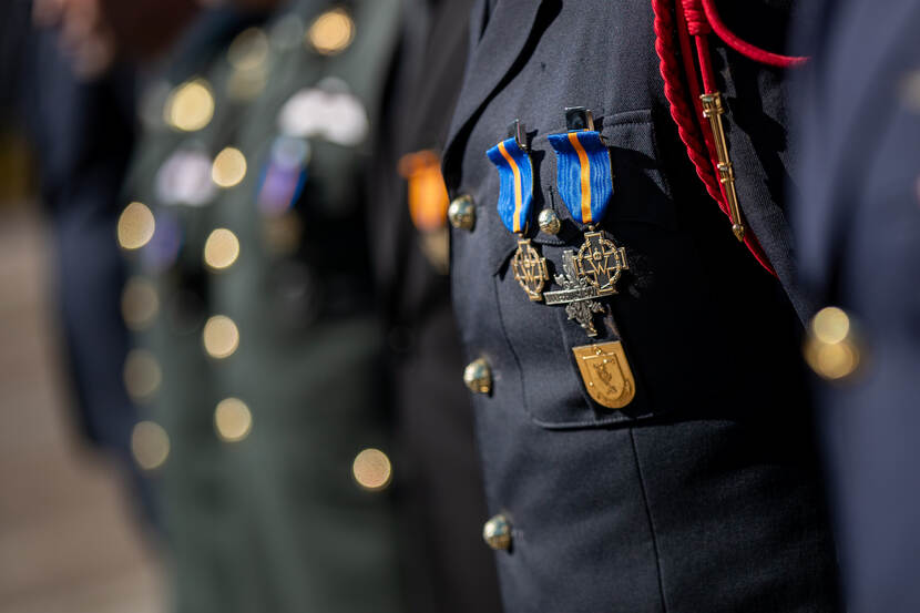 2 Kruizen van Verdienste op uniform militair.