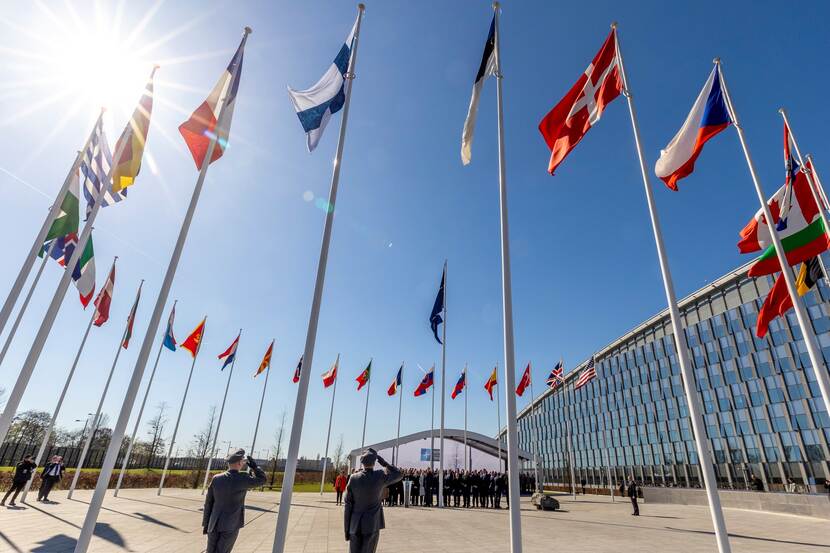 Vlaggenceremonie bij het NAVO-hoofdkwartier.