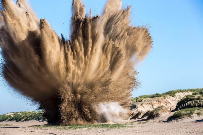 Explosie op een strand.