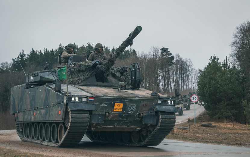 Rij tanks rijdt over een weg.