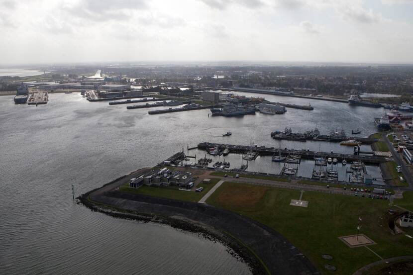 Luchtfoto marinehaven Den Helder.