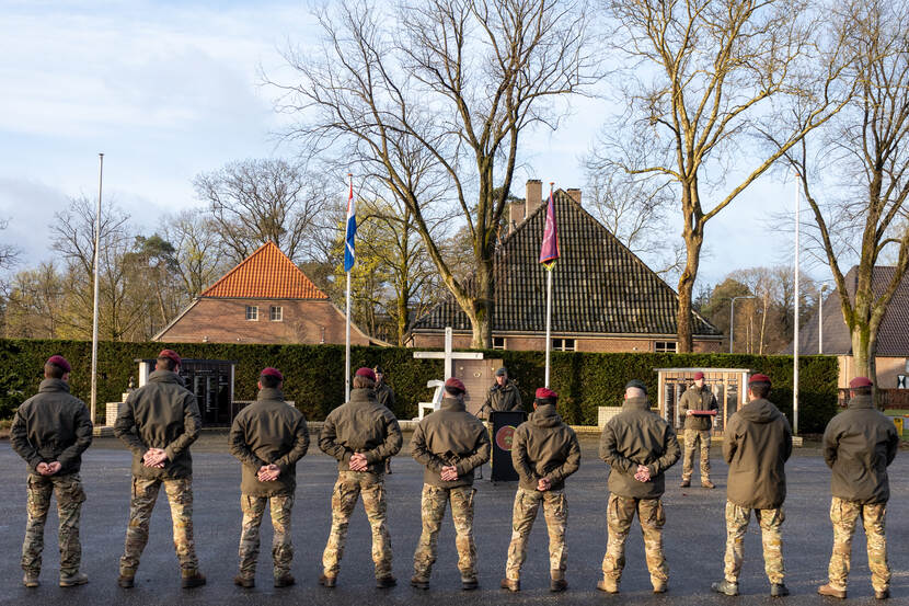 9 militairen van 11 Luchtmobiele Brigade op de rug gezien.