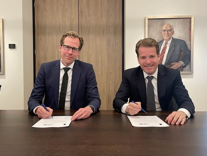 Een contractondertekening.