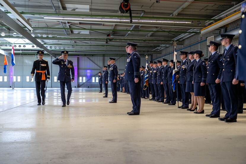 Luitenant-generaal Luyt groet opgestelde militairen.