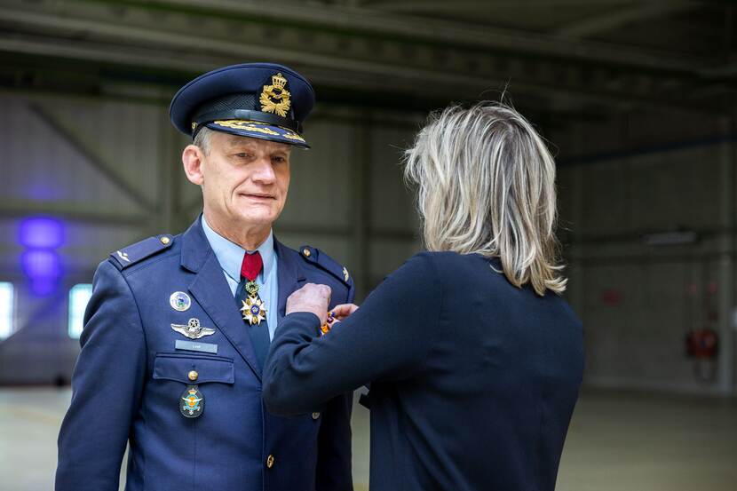 Minister Ollongren spelt onderscheiding op bij luitenant-generaal Luyt.