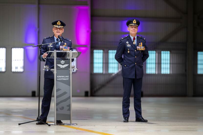 Generaal Steur achter catheder, luitenant-generaal Luyt ernaast.