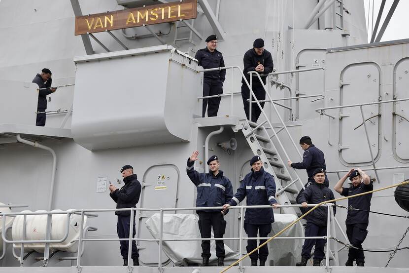 Vlootpersoneel op het dek en een trap van Zr.Ms. Van Amstel.