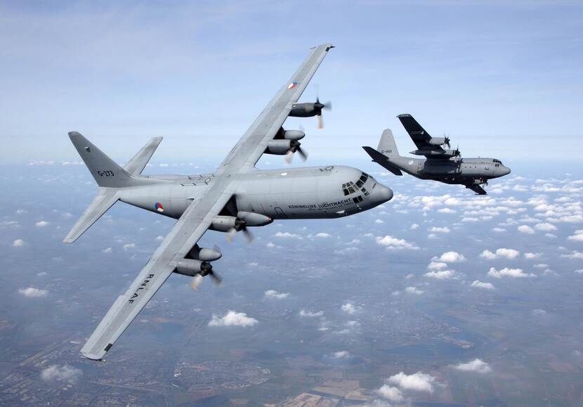 Archieffoto van 2 C-130 Hercules-transportvliegtuigen.