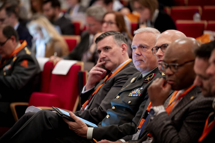 Toehoorders in een zaal op de Conference on Operational Energy van de NAVO.