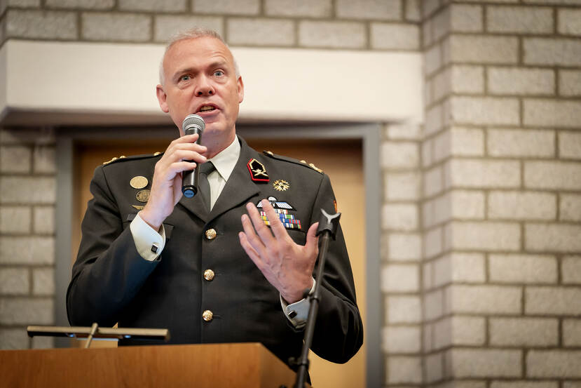 Brigadegeneraal Wilfred Rietdijk met miscrofoon in de hand.