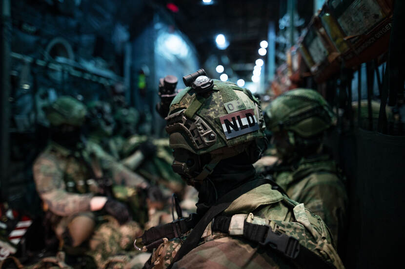 Militairen in een C-130-transportvliegtuig