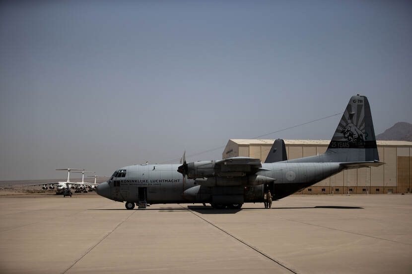 Een C-130 staat in Jordanië