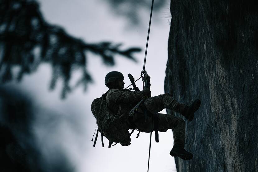 Militair op bergwand.